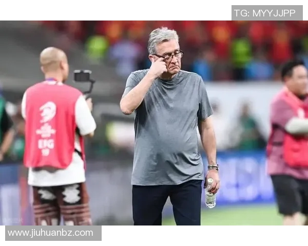 国足球星怒斥主教练战术失误引发球队内部矛盾风波